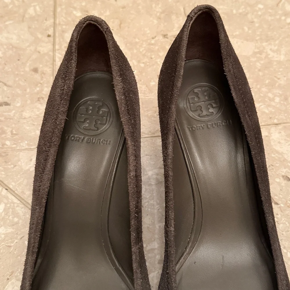 Tory Burch Sally Wedge Pumps in Gray Suede Brown Logo Size 11